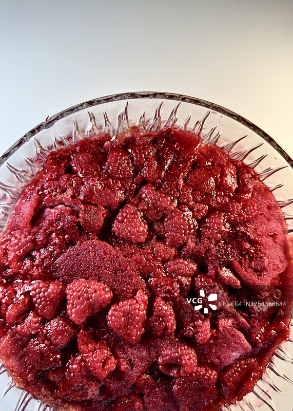 第二部分 - 将树莓果冻倒在海绵手指饼干和树莓上，直至果冻浸透海绵手指饼干并凝固，以准备制作树莓三层点心。图片素材