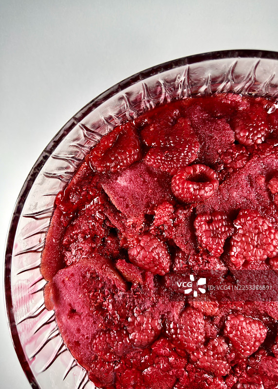 第二部分 - 将覆盆子果冻倒在海绵手指饼干和覆盆子上，直至果冻被海绵手指饼干吸收并凝固，准备制作覆盆子冻糕。图片素材