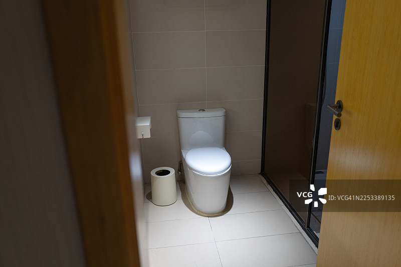 小型干净的浴室，配有马桶和卫生纸图片素材