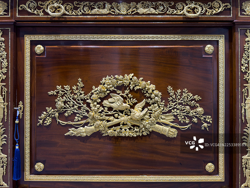 金色压花木柜门图片素材