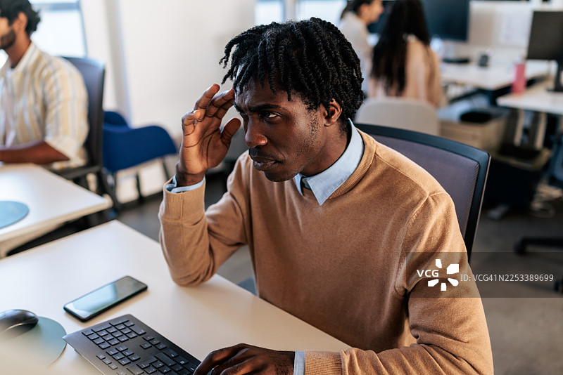 办公室职员工作时感到不知所措图片素材