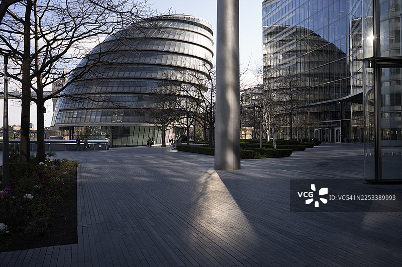 人们在伦敦桥附近的南华克市政厅街道上行走，身后是古老的市政厅图片素材