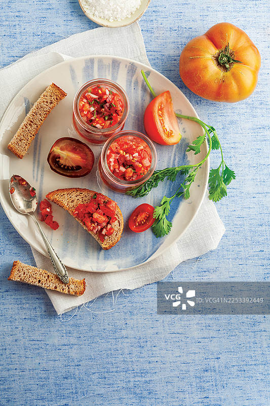 玻璃罐中新鲜的番茄布鲁斯凯塔配面包图片素材