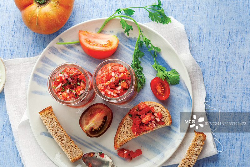 新鲜番茄布鲁斯凯塔配面包放在玻璃罐中图片素材