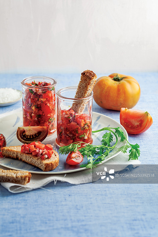 新鲜番茄布鲁斯凯塔罐头配面包图片素材