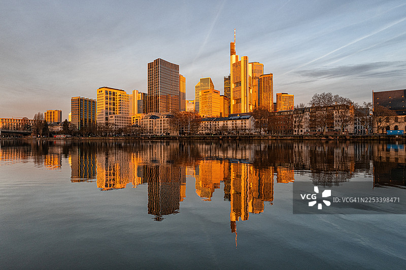 金融区和美因河上黎明时的倒影。德国黑森州法兰克福。图片素材