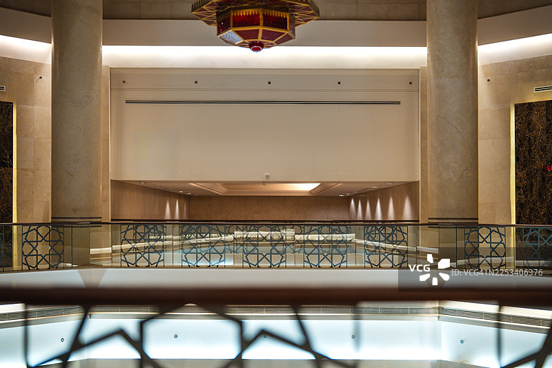 利雅得大学的室内设计，拥有典雅的柱子和灯光图片素材