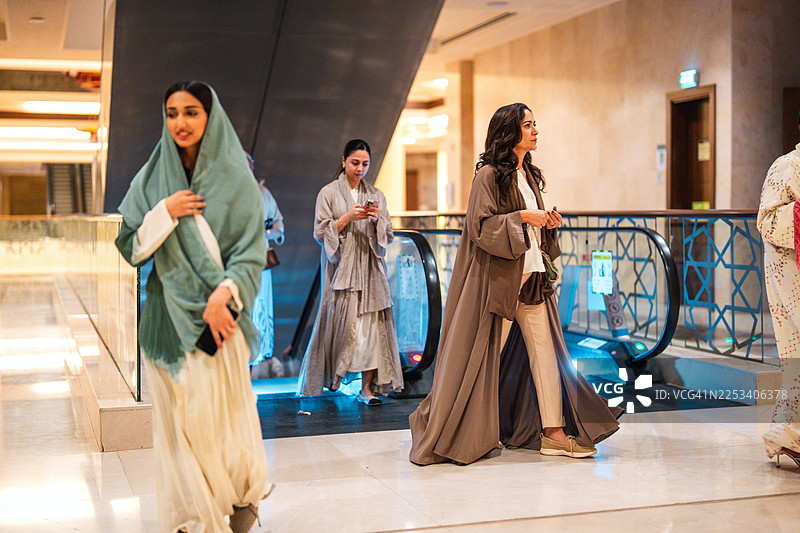中东女性探索利雅得大学内部空间图片素材