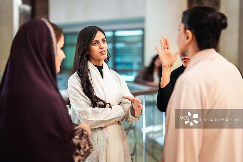 在利雅得校区，年轻女性们进行着充满活力的对话图片素材