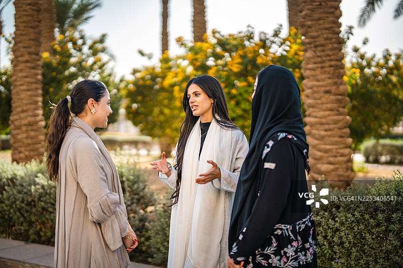 校园里，年轻的阿拉伯女性们热情互动图片素材