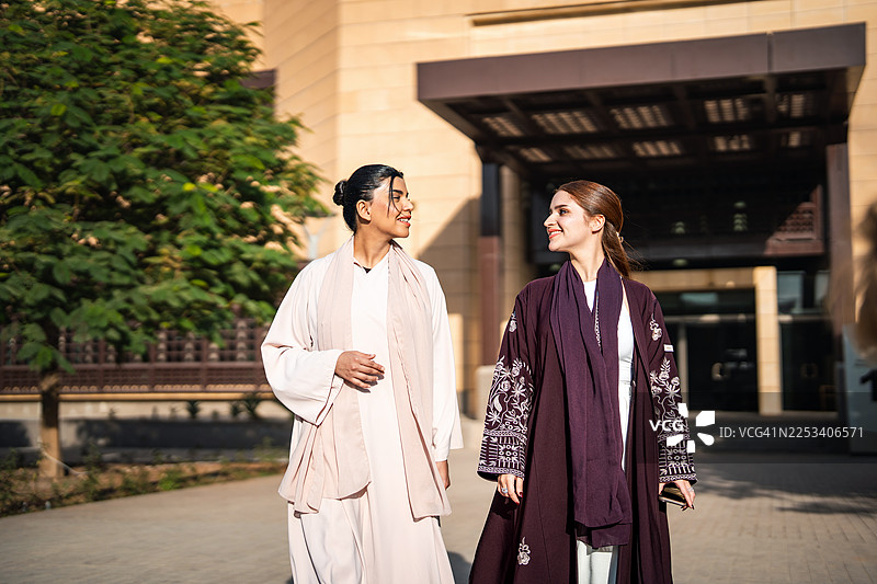 阿拉伯女性在利雅得大学校园享受散步图片素材