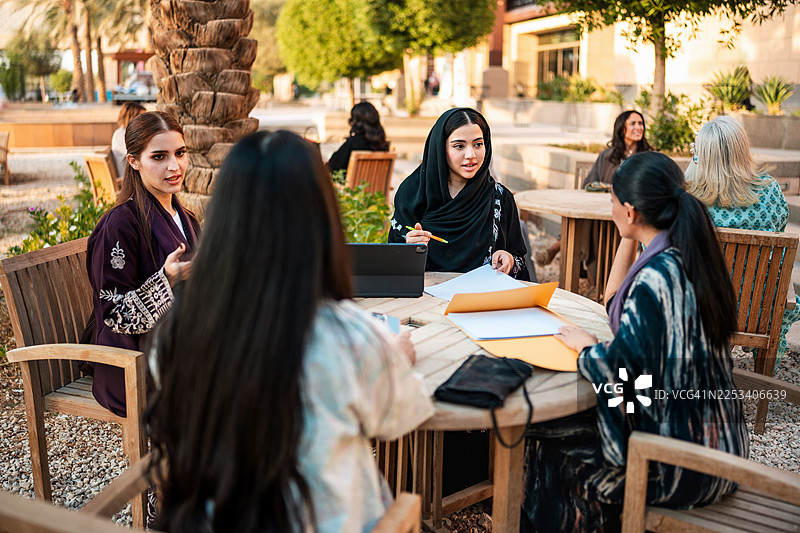 大学生们热烈讨论中东年轻女性的场景图片素材