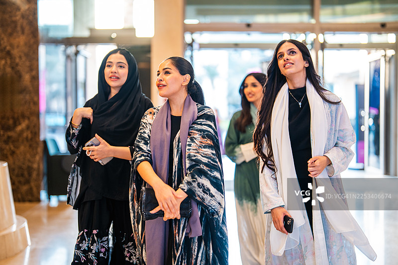 一群快乐的中东学生走进利雅得的大学楼图片素材