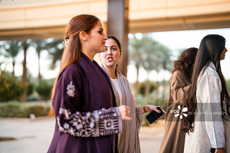 大学生们在大学里进行生动的交流图片素材