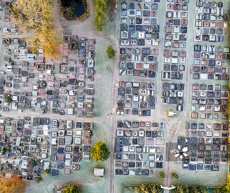 霜冻清晨，墓碑与树木的墓地航拍图图片素材