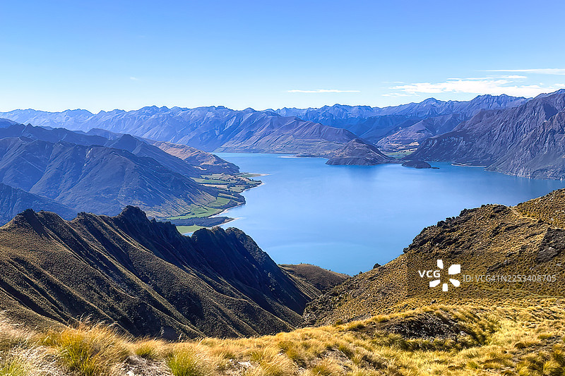 新西兰，狭角峰，壮丽的全景，展现了广阔山脉、宁静的蓝湖和晴朗天空下的自然风光图片素材