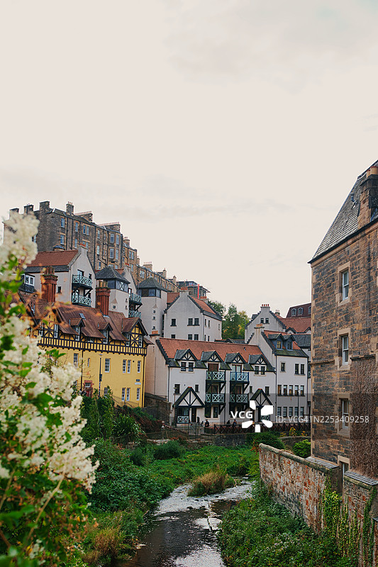 迷人的欧洲城镇，爱丁堡，英国，英格兰，有风景如画的历史建筑和潺潺流水图片素材