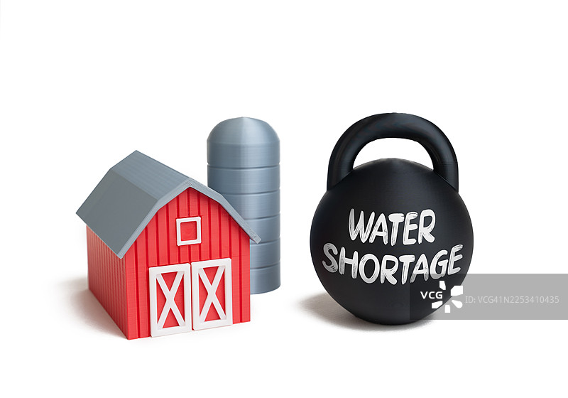 带有“水资源短缺”字样的迷你农场、谷仓和壶铃，象征着农业水危机图片素材