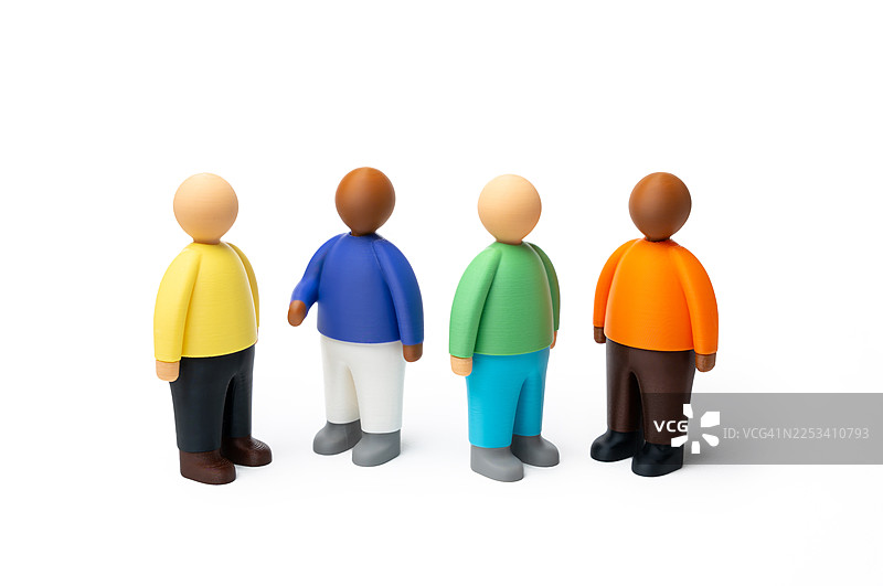 一群五颜六色的人形玩偶站在一起，背景为白色，象征着社区和团队合作图片素材