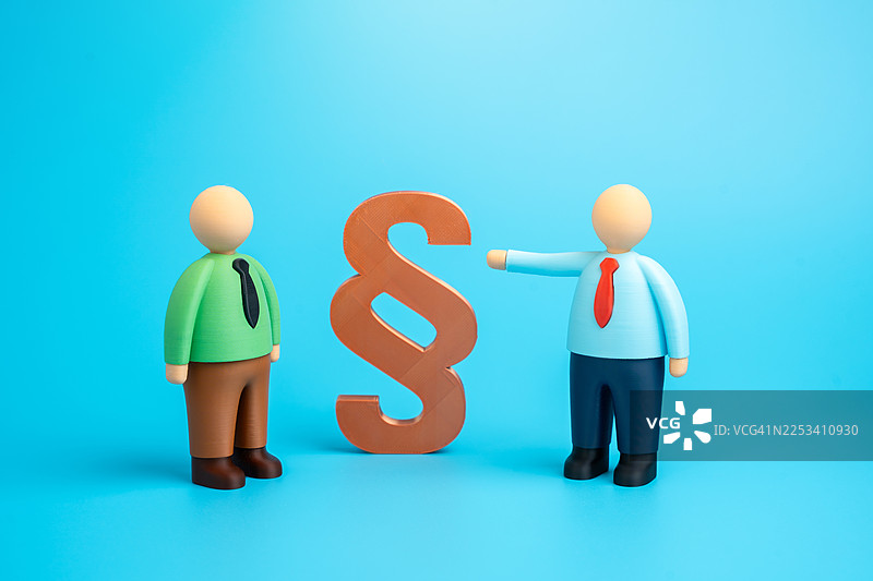 两个人形符号与抽象的段落符号，代表法律概念和讨论图片素材