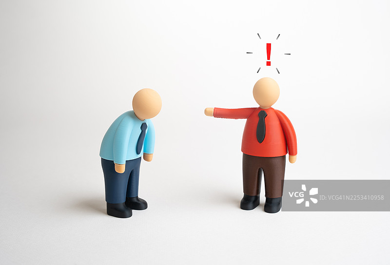 描绘了下属被上级训斥的玩偶，象征着职场冲突和纪律处分图片素材