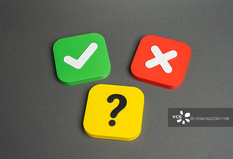 灰色背景上的对勾、叉号和问号图标，代表决策和选择图片素材