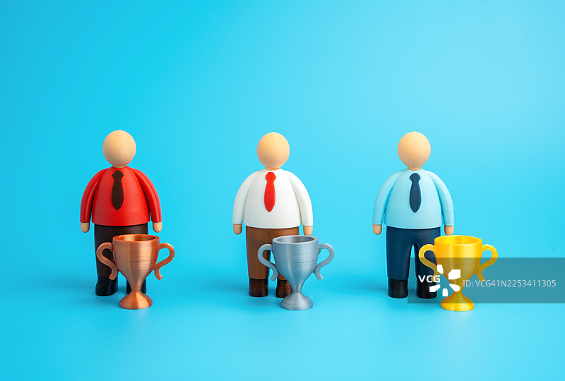 三个商务小人奖杯背景蓝图片素材