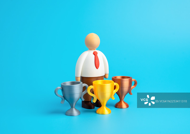 蓝色背景上商务人士的奖杯摆件，象征成功与成就图片素材