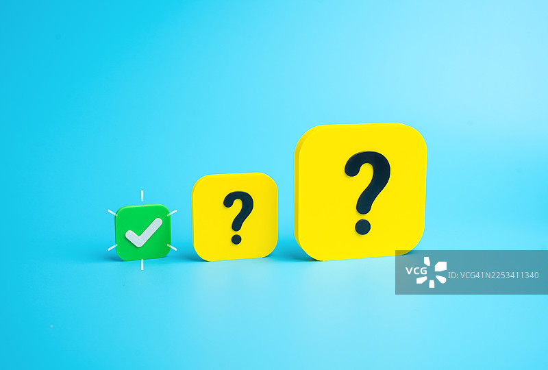 明亮的蓝色背景上有一个打勾符号和两个大小不一的问号图片素材