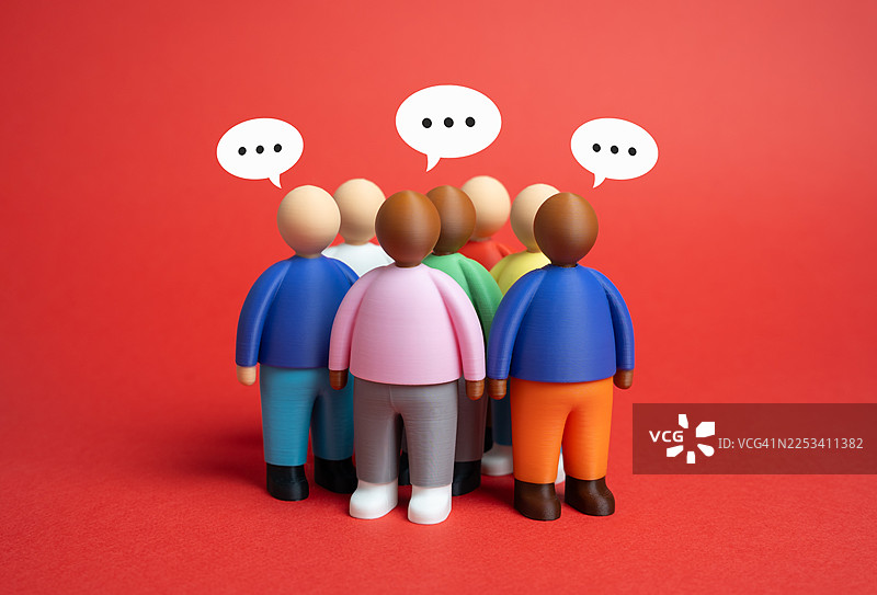 一个由3D人形组成的多元化群体，头顶上方有对话气泡，站在红色背景上，象征着沟通与社交互动图片素材