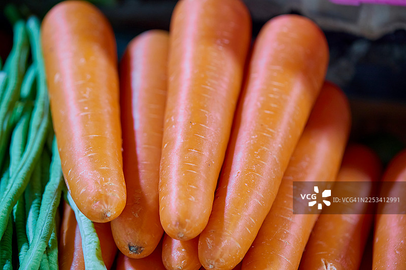 新鲜、鲜艳的橙色胡萝卜与绿色四季豆特写，突出健康饮食和天然农产品图片素材