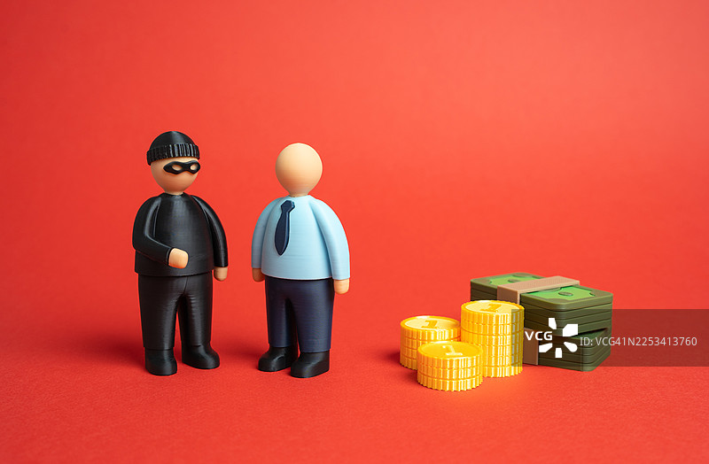 红色背景上小偷和商人的玩偶，象征金融犯罪或风险图片素材