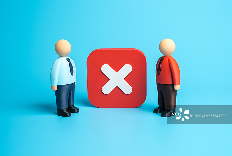 两个玩偶商人站在一个大大的红色X的两侧，象征着拒绝或商业交易的负面结果图片素材