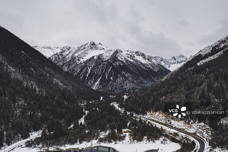 冬季巴基斯坦风景：雪山、森林山谷中的蜿蜒道路图片素材