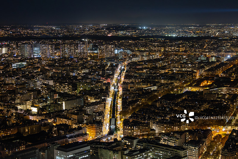 夜间灯火辉煌的城市建筑高角度视图，展示充满活力的城市景观，法国巴黎图片素材