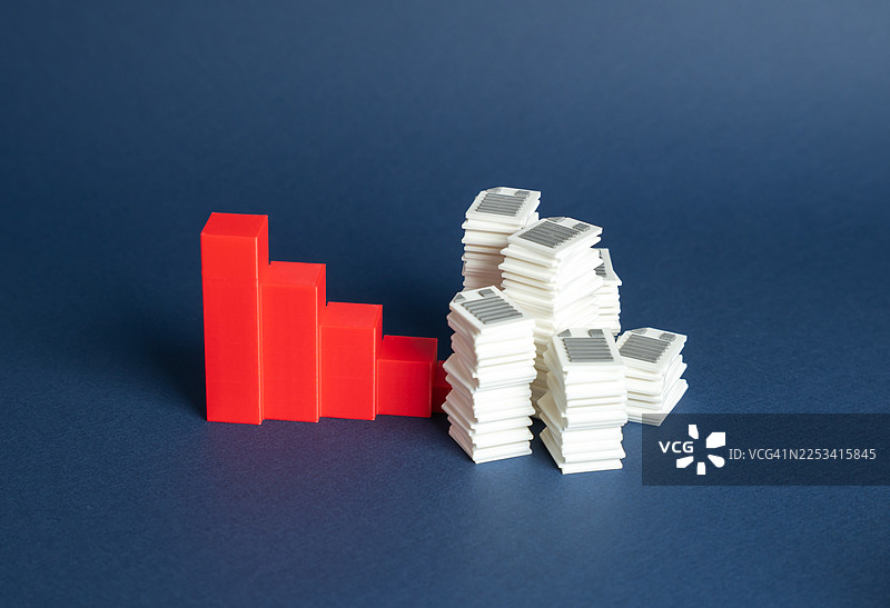 深蓝色背景上，一个表示数据或信息的红色条形图显示下降趋势，旁边是堆叠的白色方形物体图片素材