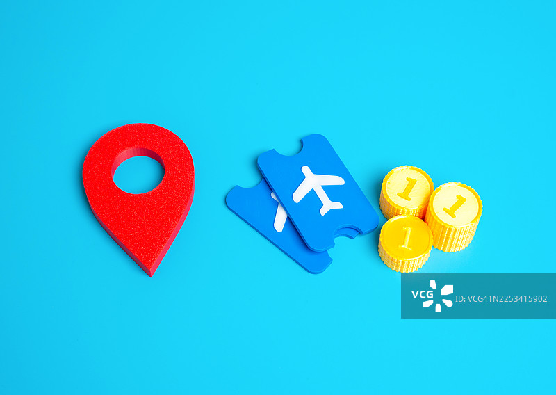 旅行规划概念，背景为蓝色，上面有红色地图标记、蓝色机票和黄色硬币图片素材