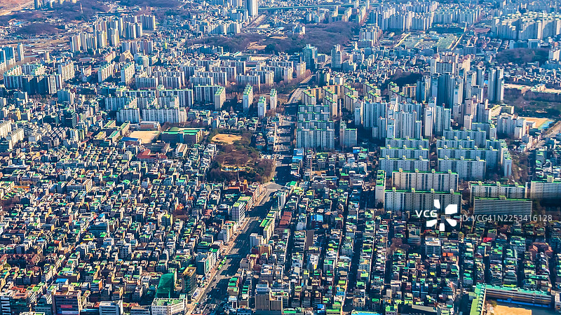 高角度俯瞰人口稠密城市的现代化建筑和居民区图片素材