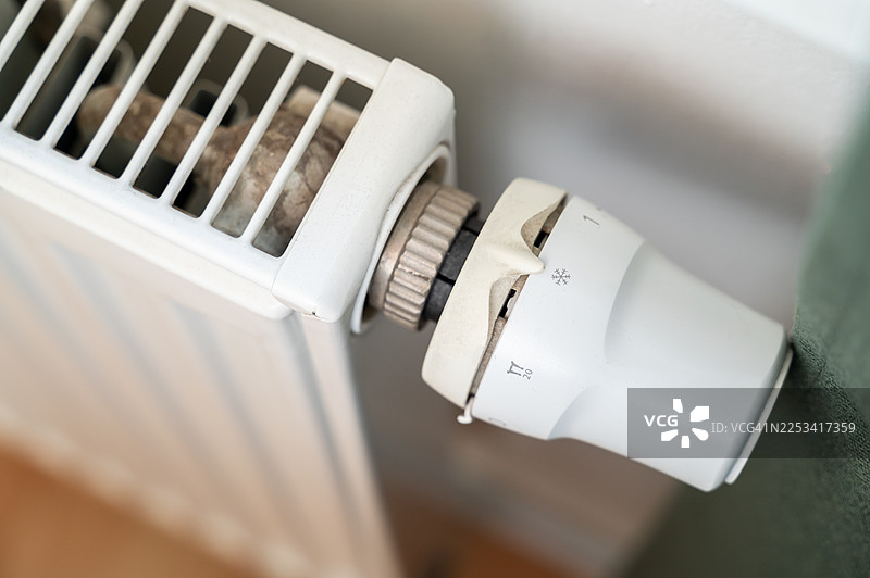 特写镜头：暖气片及温控阀，展示家庭供暖的温度控制图片素材