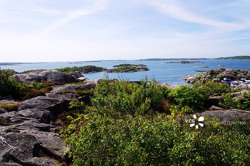 瑞典哥德堡，全景式海岸线，岩石遍布，岛屿众多，海滨码头，天空晴朗图片素材