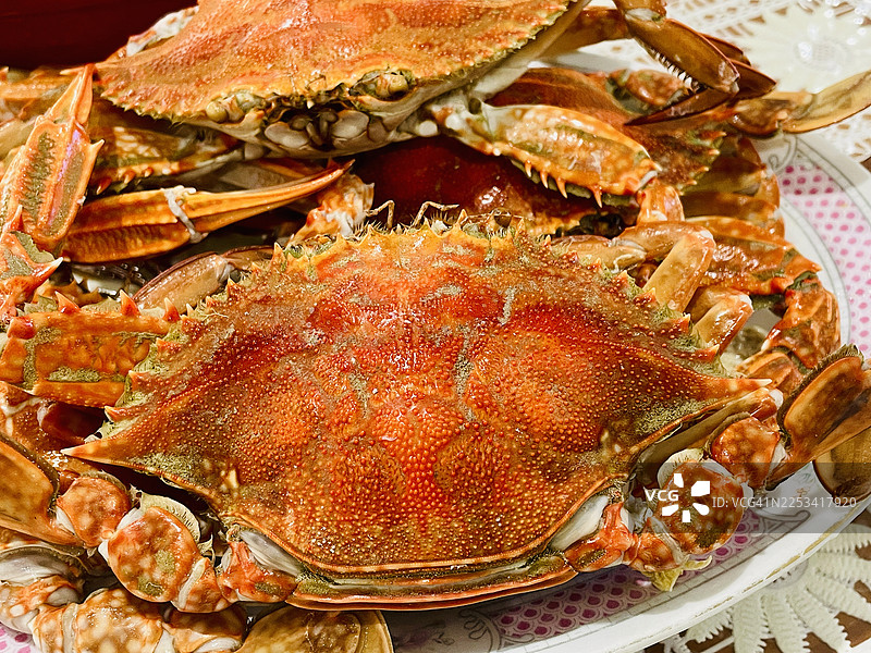 盘中新鲜蒸螃蟹的特写，准备食用图片素材