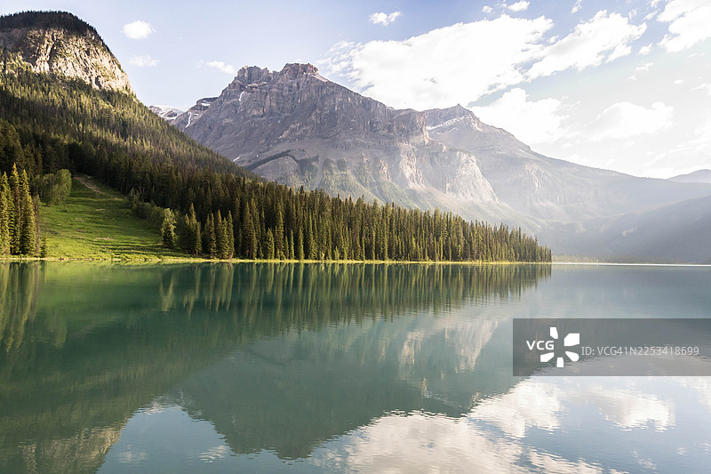 加拿大约霍国家公园内，翡翠湖在晴朗天空下映照着雄伟的山脉，巴基斯坦图片素材