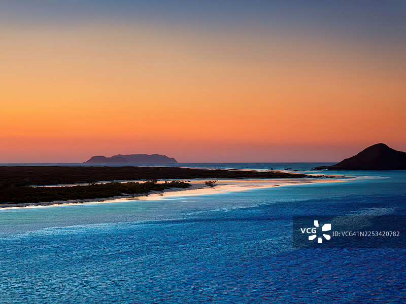澳大利亚金伯利地区日落时分，宁静的海面与远处的岛屿在晴朗多彩的天空中构成一幅绝美风景图片素材