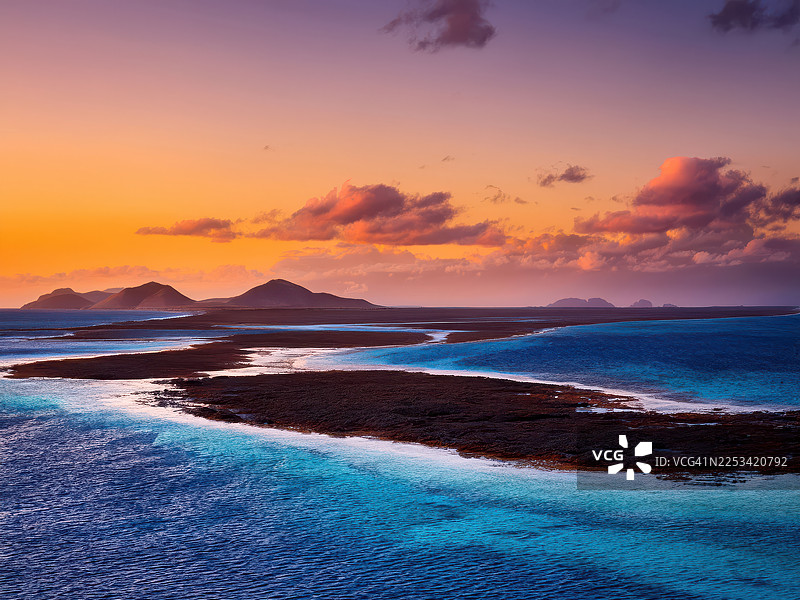 澳大利亚金伯利，岛屿和清澈蓝色海水映衬下的宁静热带海景，色彩鲜艳的日落图片素材