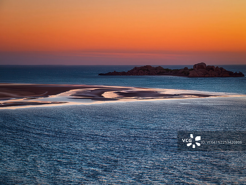 澳大利亚金伯利地区，海岛岩石景观与壮丽的日落天空图片素材