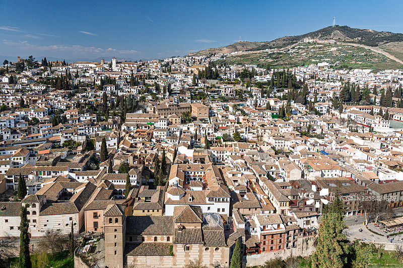 西班牙格拉纳达历史悠久的阿尔拜辛区高角度视图，拥有传统的白色房屋和山脉背景，格拉纳达，西班牙图片素材