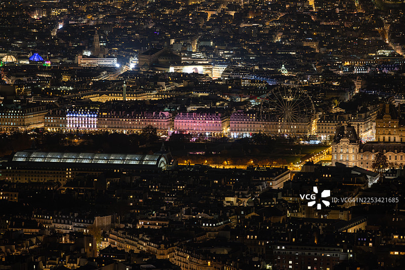 夜景下灯火辉煌的城市建筑高角度视图，展示充满活力的城市景观，法国巴黎图片素材