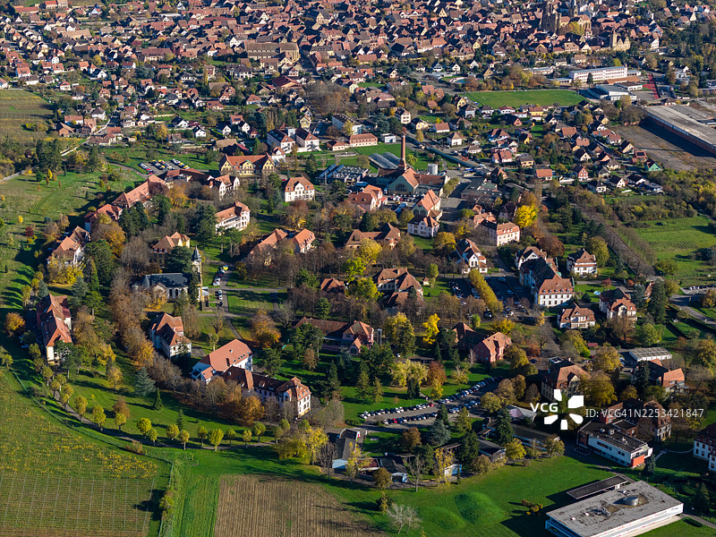 秋季小镇高处俯瞰图，有房屋和树木图片素材