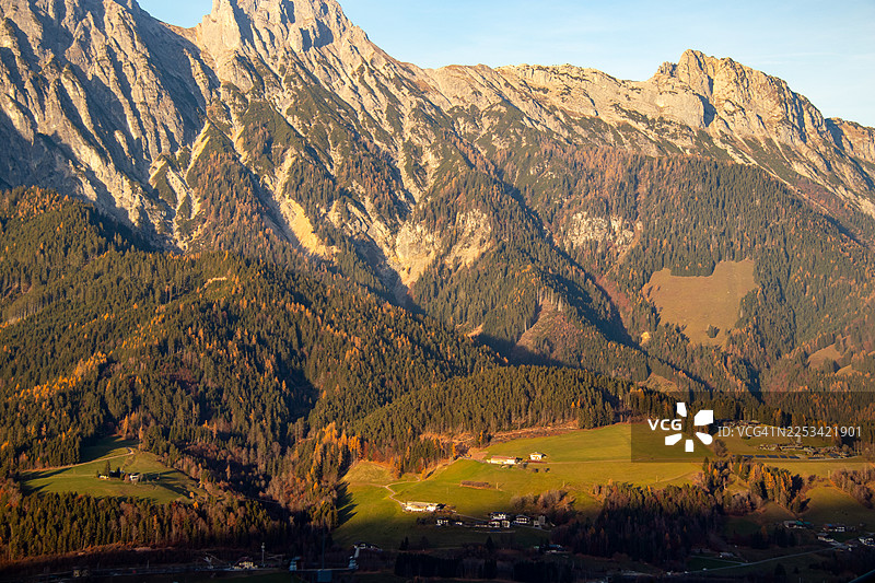 秋季时分，雄伟的山脉、葱郁的森林与坐落在山谷中的小村庄，奥地利，莱奥冈图片素材