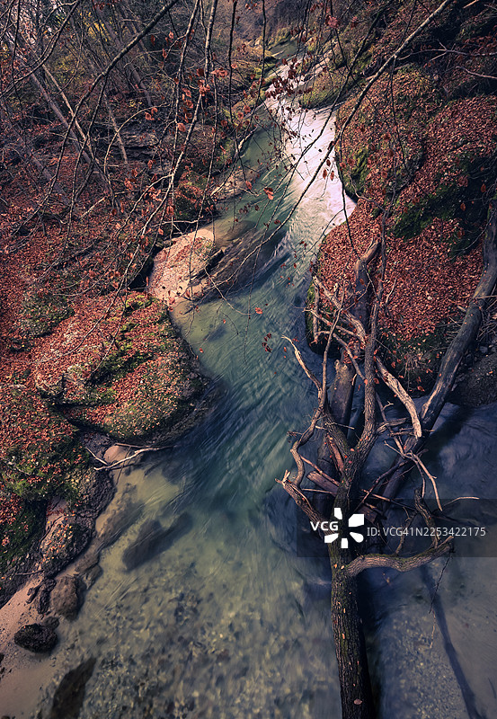 秋季，奥地利，埃尔劳夫峡谷，岩石间流淌的溪水，高角度视角图片素材